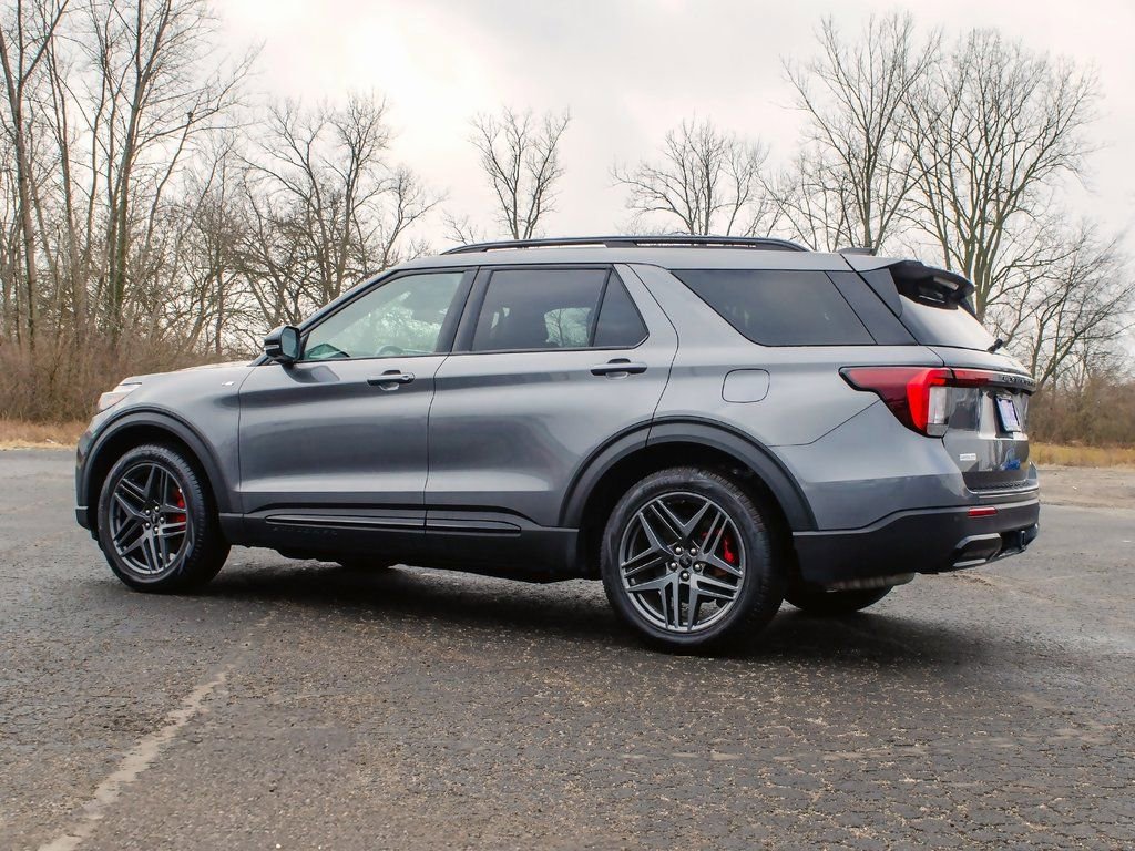 Used 2025 Ford Explorer ST-Line w/ ST-Line Street Pack image 8