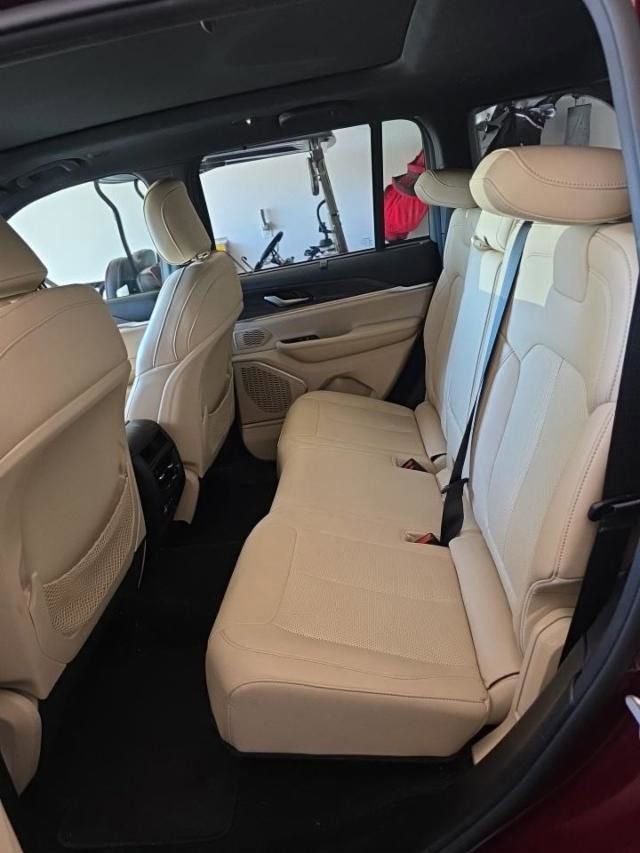 Used 2023 Jeep Grand Cherokee Limited w/ Luxury Tech Group II AWD/4WD image 4