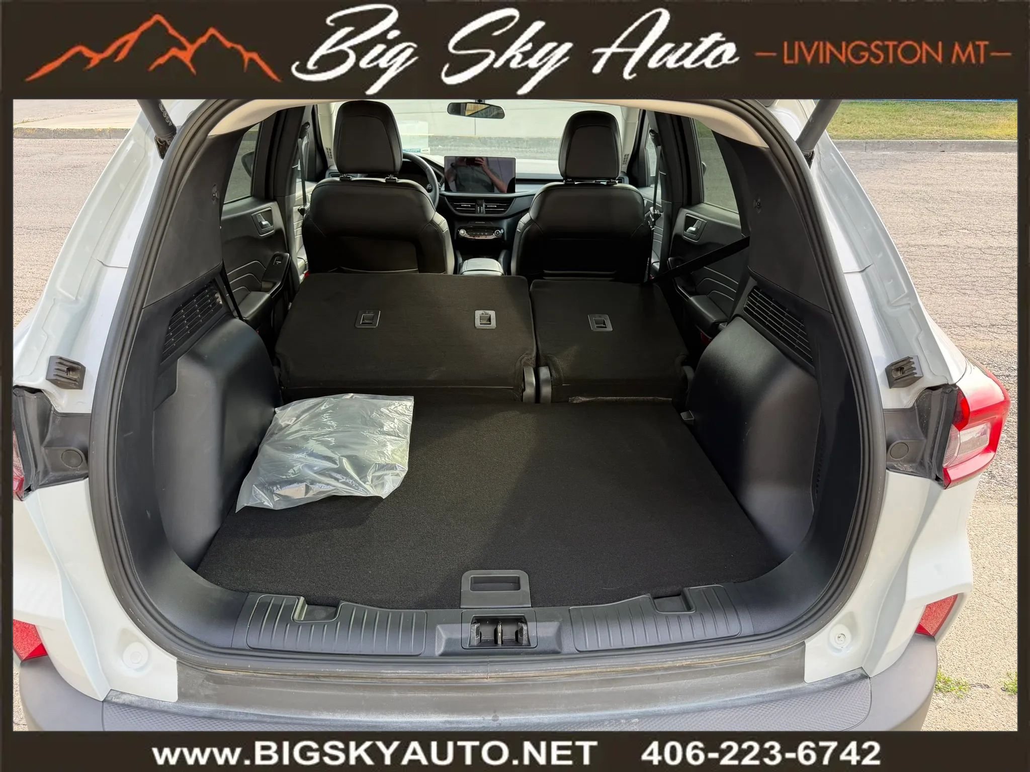 Used 2025 Ford Escape SE w/ Class II Trailer Tow Package FWD image 21