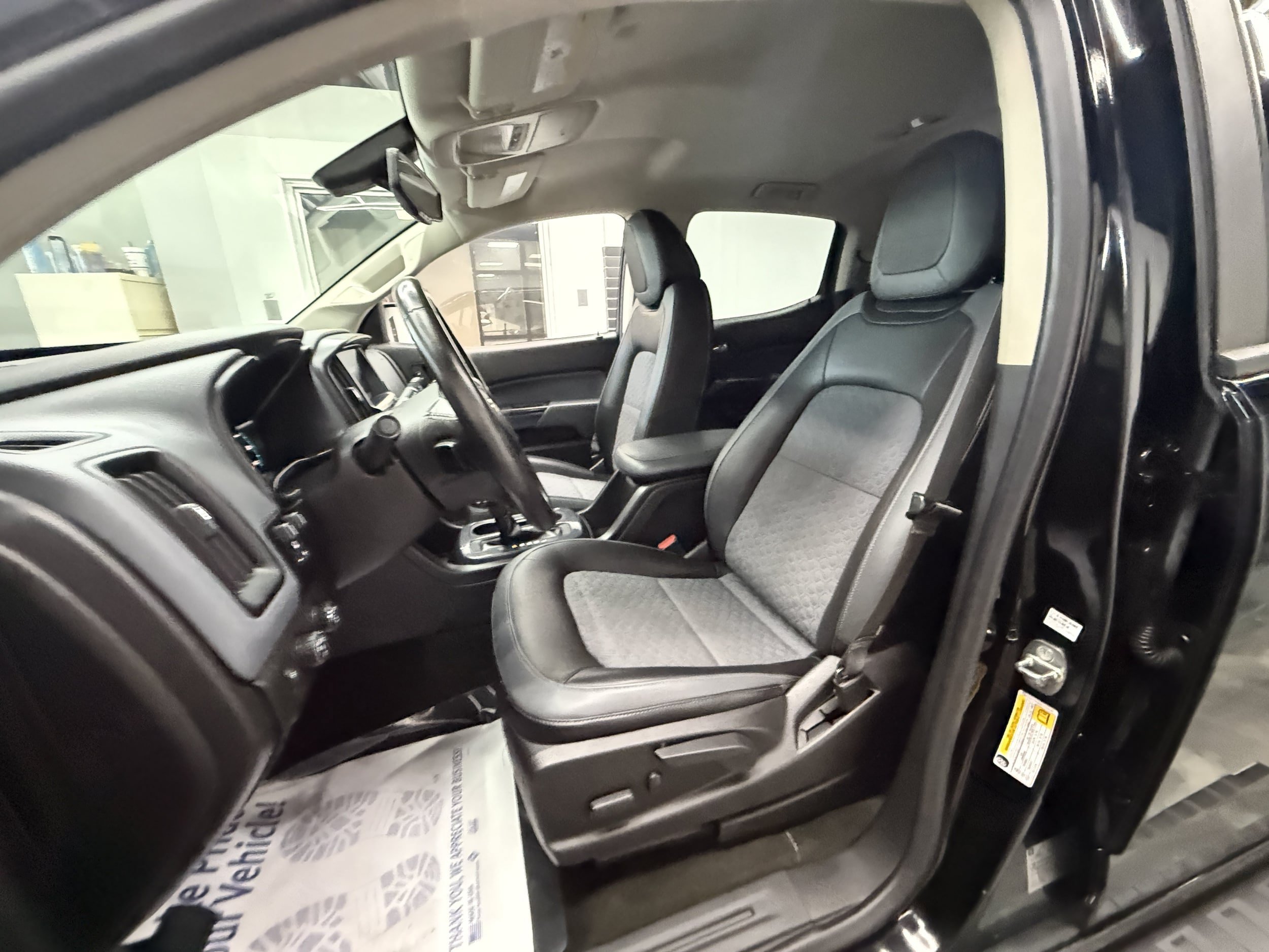 Used 2017 Chevrolet Colorado Z71 AWD/4WD image 9