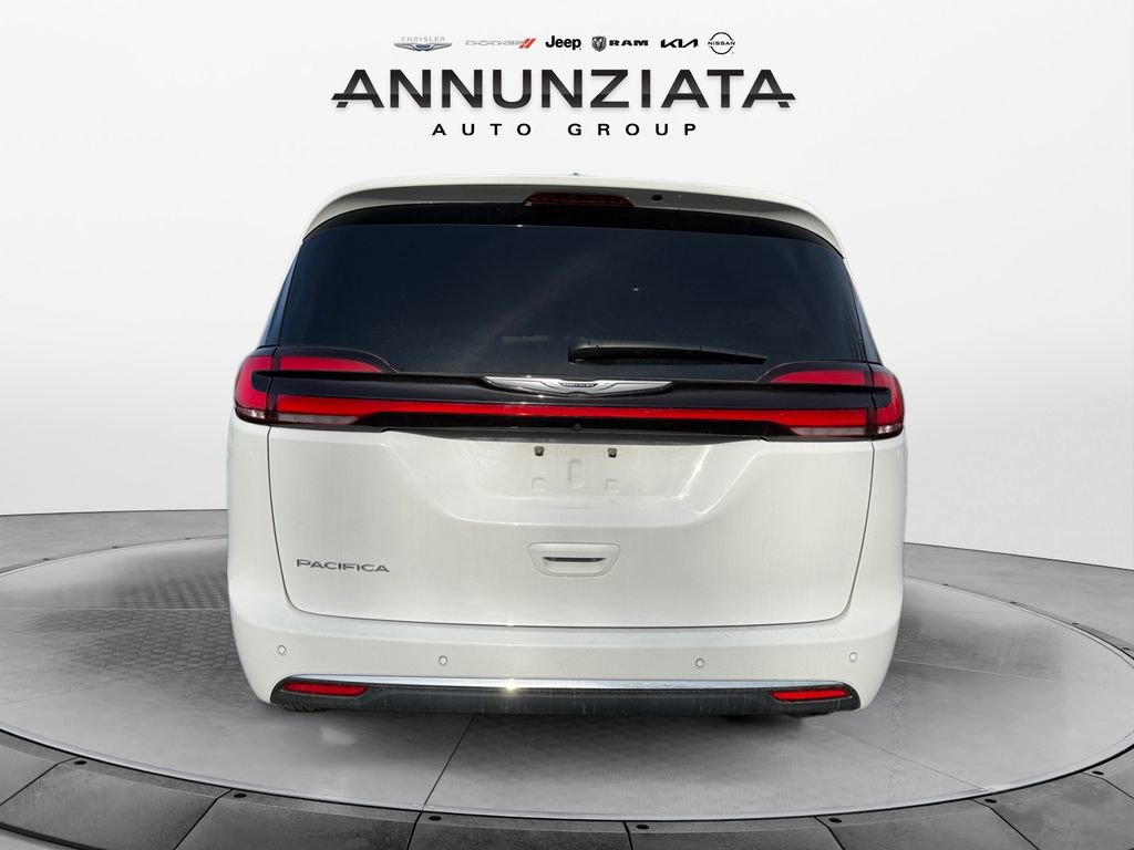 Used 2025 Chrysler Pacifica Select image 4