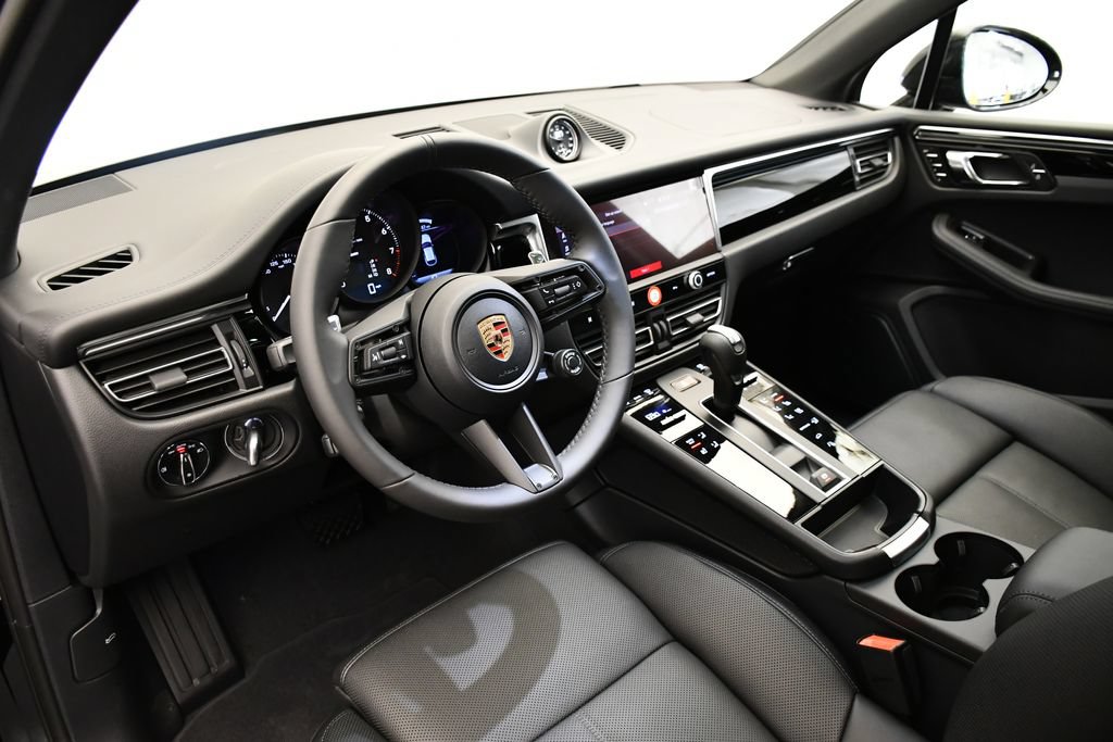 Certified 2026 Porsche Macan AWD/4WD image 4