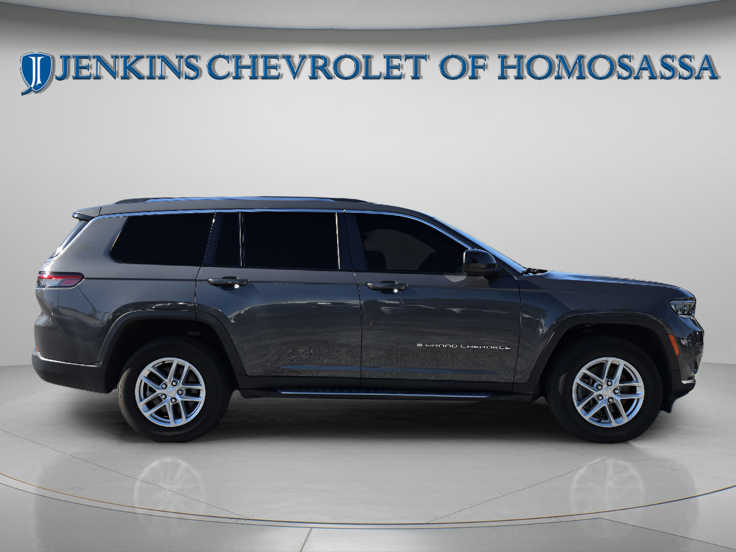 Used 2024 Jeep Grand Cherokee L Laredo RWD image 3