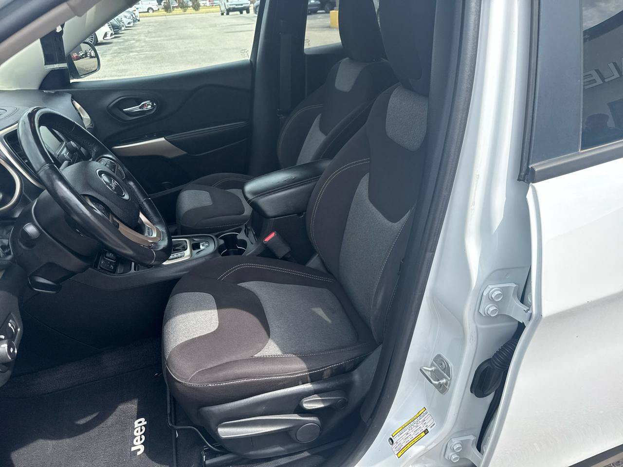 Used 2018 Jeep Cherokee Latitude w/ Altitude Package FWD image 11