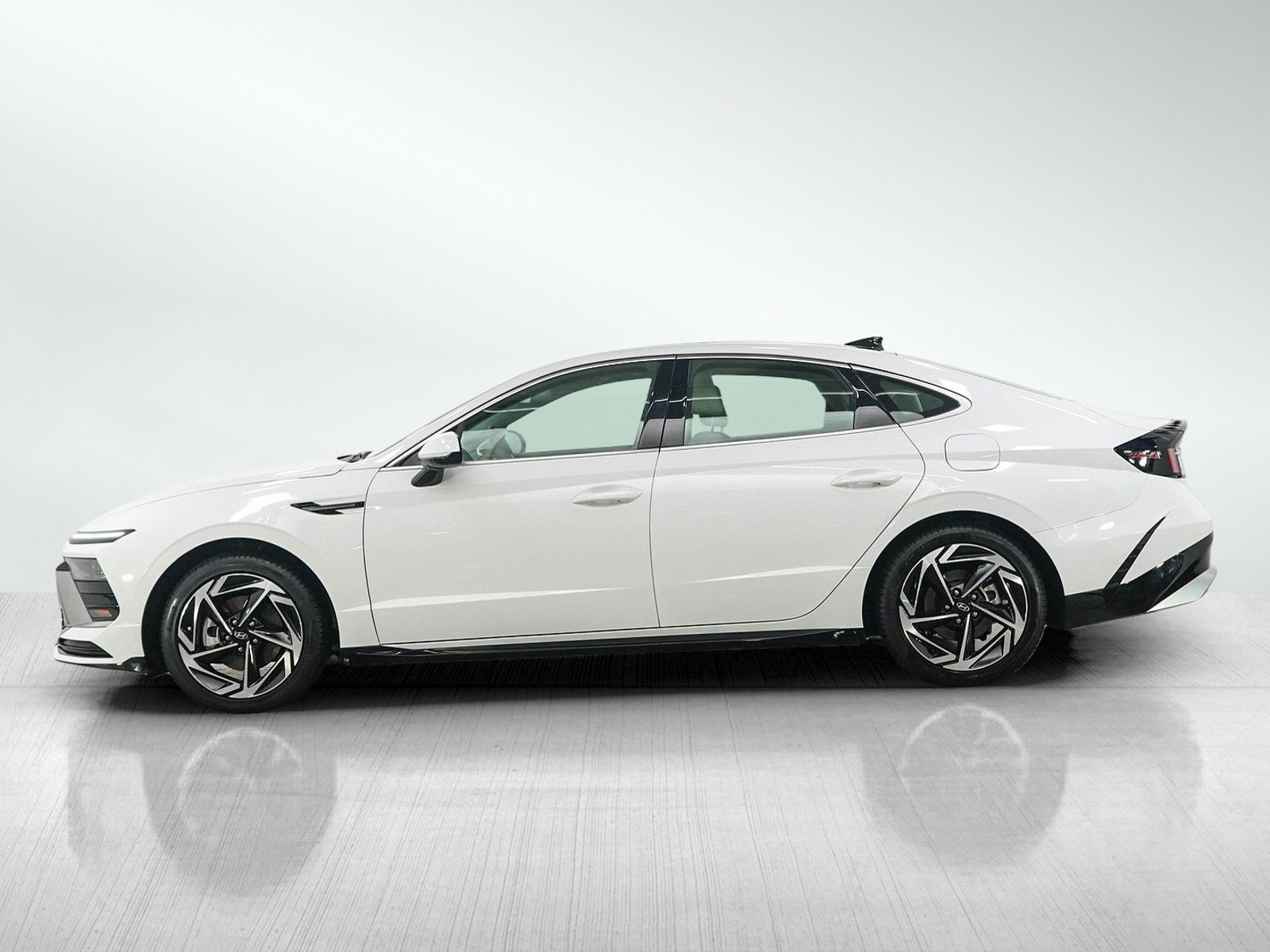 Used 2024 Hyundai Sonata SEL w/ Convenience Package FWD image 2