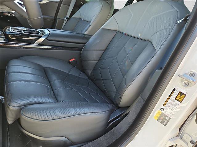 Used 2026 BMW 750e xDrive AWD/4WD image 15