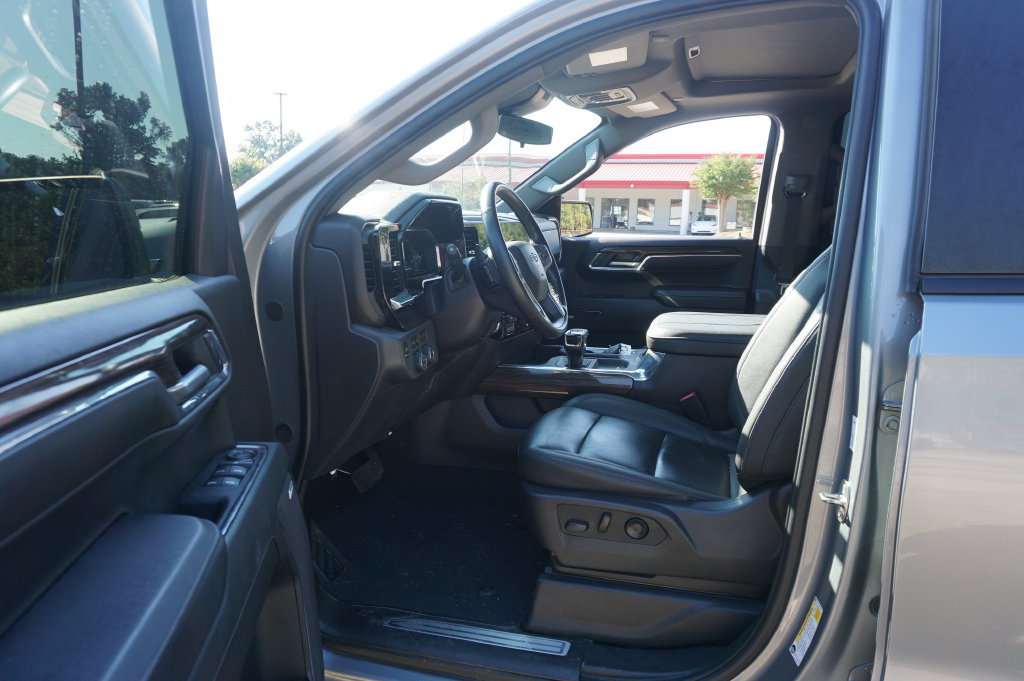 Used 2024 Chevrolet Silverado 1500 LT Trail Boss w/ Convenience Package II AWD/4WD image 2