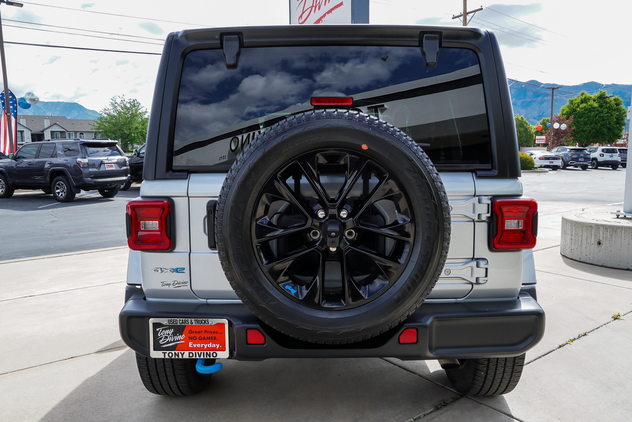 Used 2023 Jeep Wrangler Unlimited Sahara AWD/4WD image 7