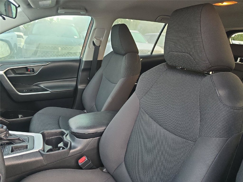 Used 2020 Toyota RAV4 LE FWD image 13