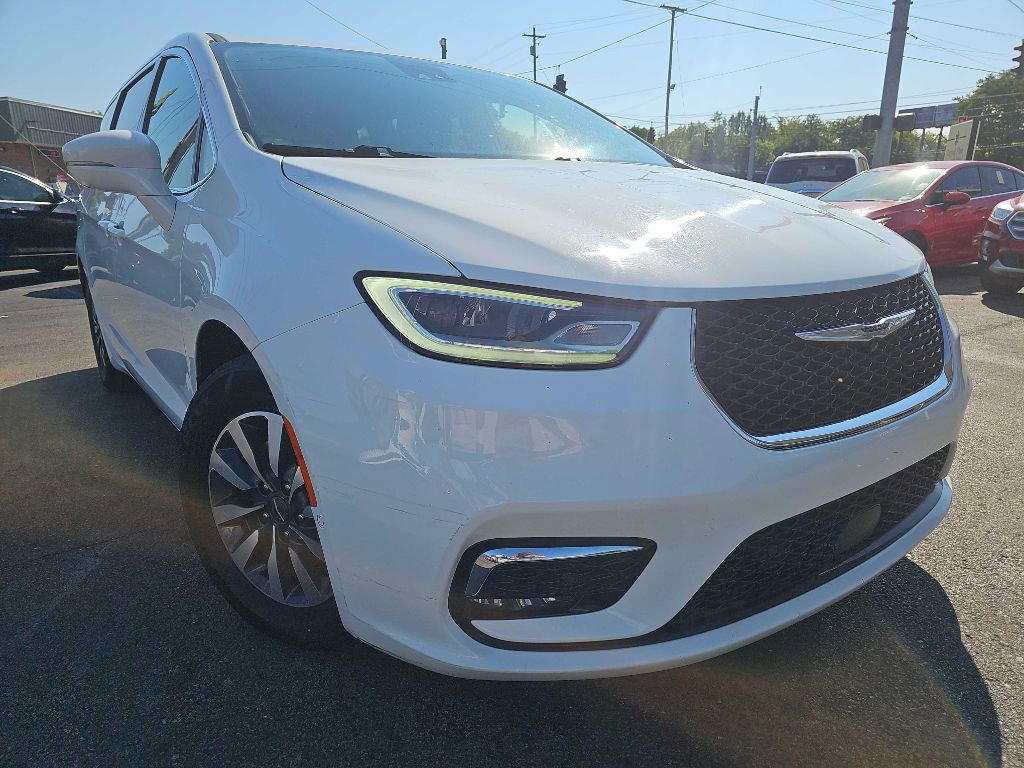 Used 2022 Chrysler Pacifica Touring-L w/ Uconnect Theater Family Group image 11