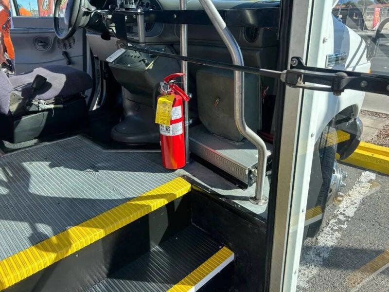 Used 2006 Ford E-350 and Econoline 350 Super Duty RWD image 34