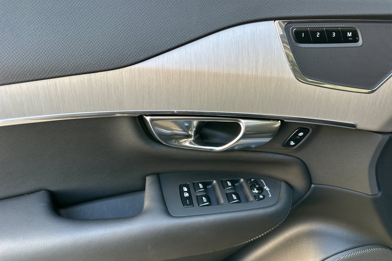 Certified 2025 Volvo XC90 B5 Core w/ Protection Package Premier image 10