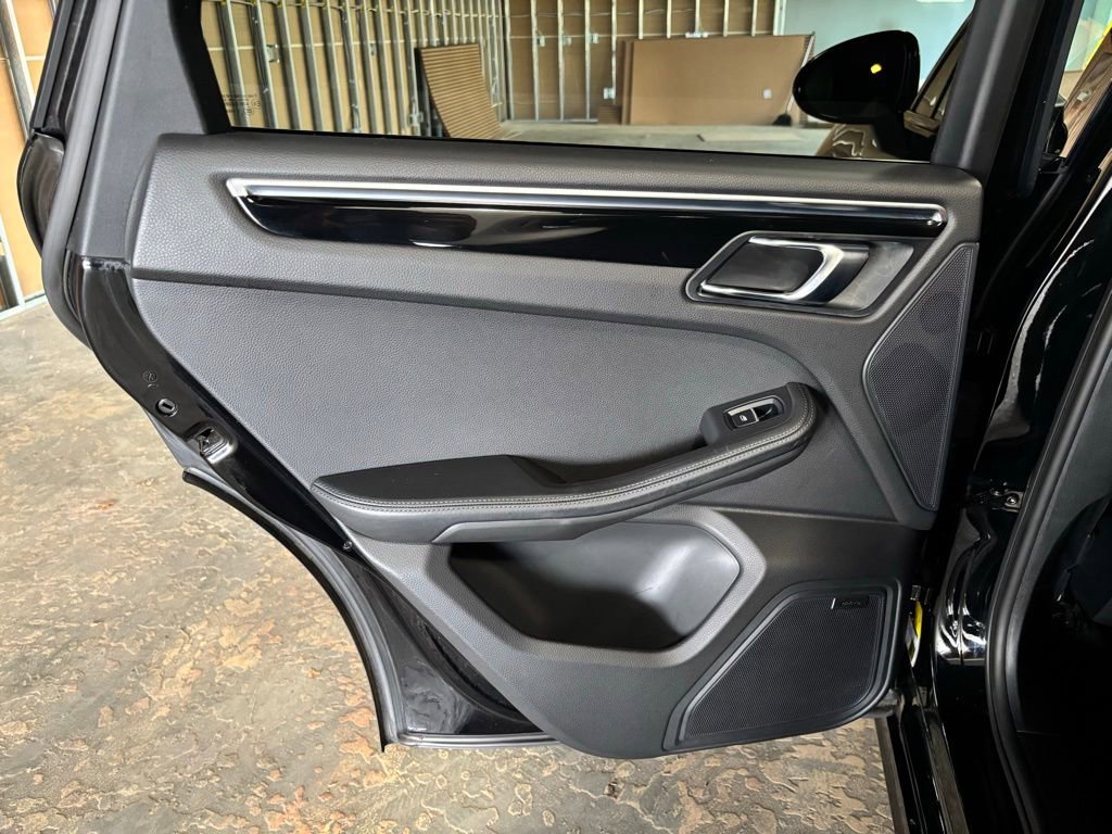 Used 2016 Porsche Macan Turbo AWD/4WD image 16