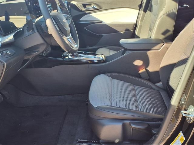 Used 2025 Chevrolet Trax LT w/ LT Convenience Package image 17