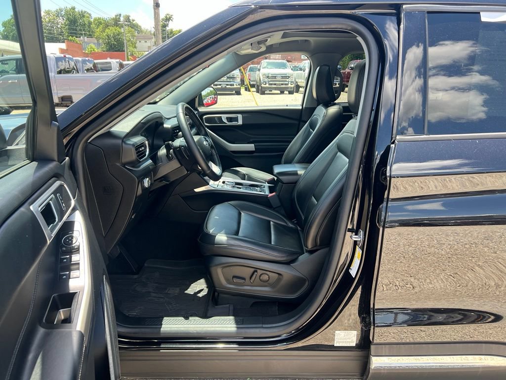 Used 2021 Ford Explorer XLT w/ Equipment Group 202A AWD/4WD image 14