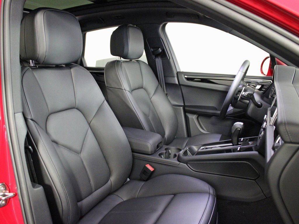 Certified 2025 Porsche Macan image 38