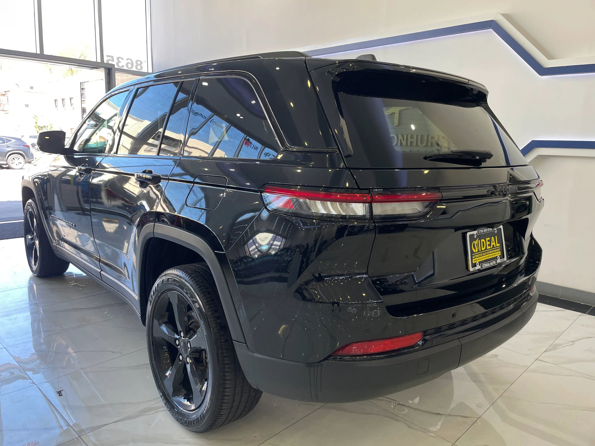 Used 2024 Jeep Grand Cherokee Altitude image 5
