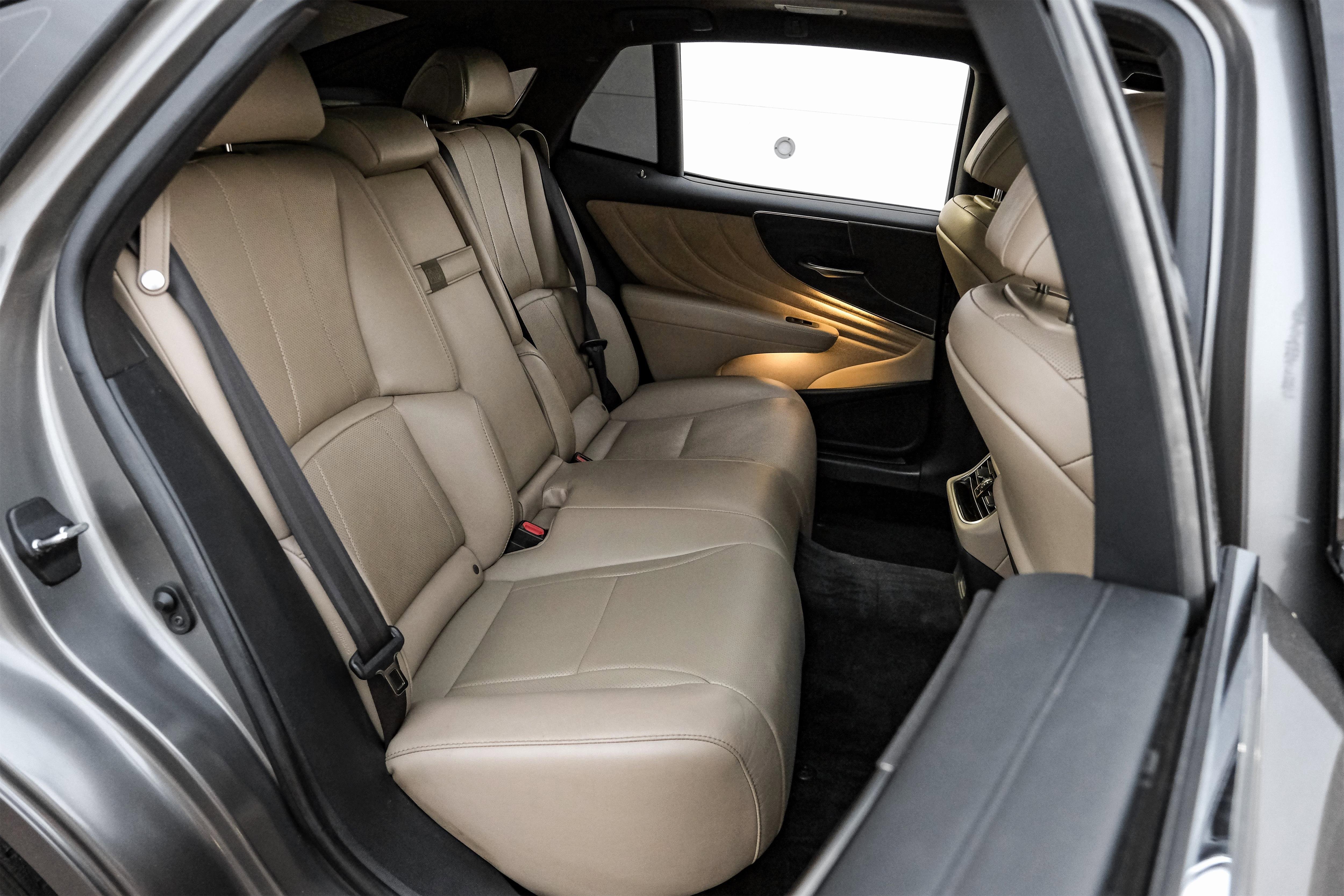 Used 2021 Lexus LS 500 w/ Accessory Package (Z1) image 39