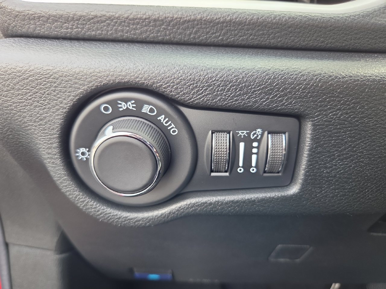 New 2027 Chrysler Pacifica Limited w/ Family Tech Group FWD image 33