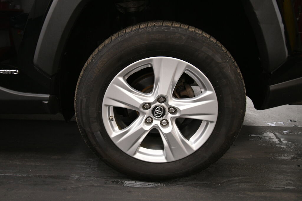 Used 2020 Toyota RAV4 LE w/ Carpet Mat Package image 31