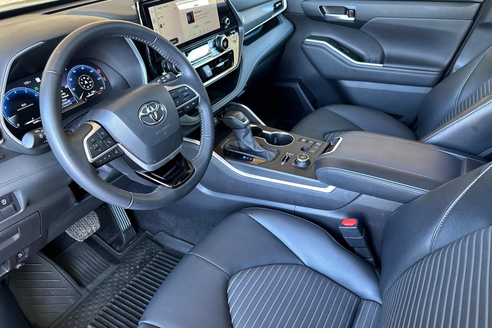 Used 2025 Toyota Highlander XSE AWD/4WD image 10