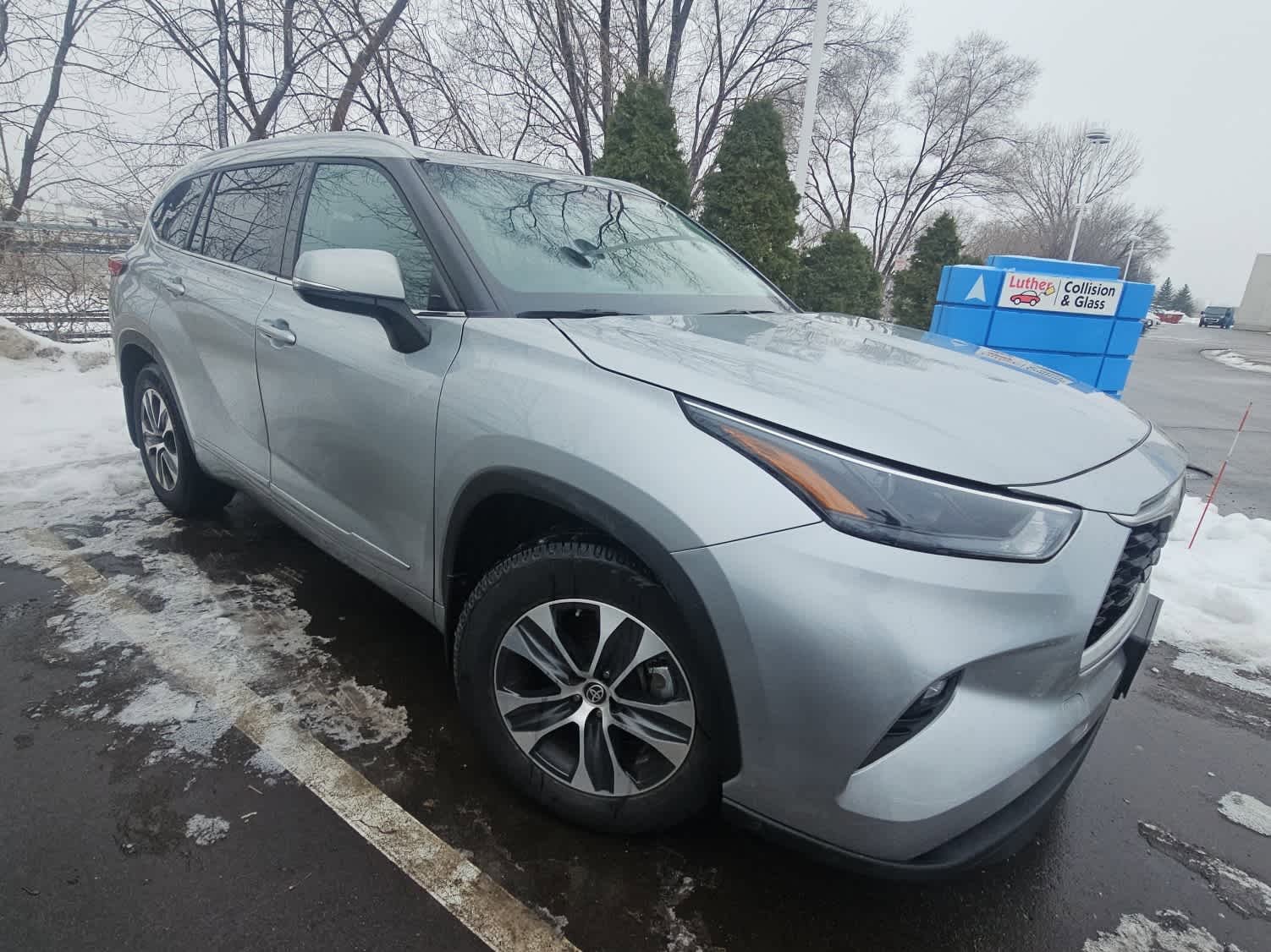 Used 2022 Toyota Highlander XLE image 2