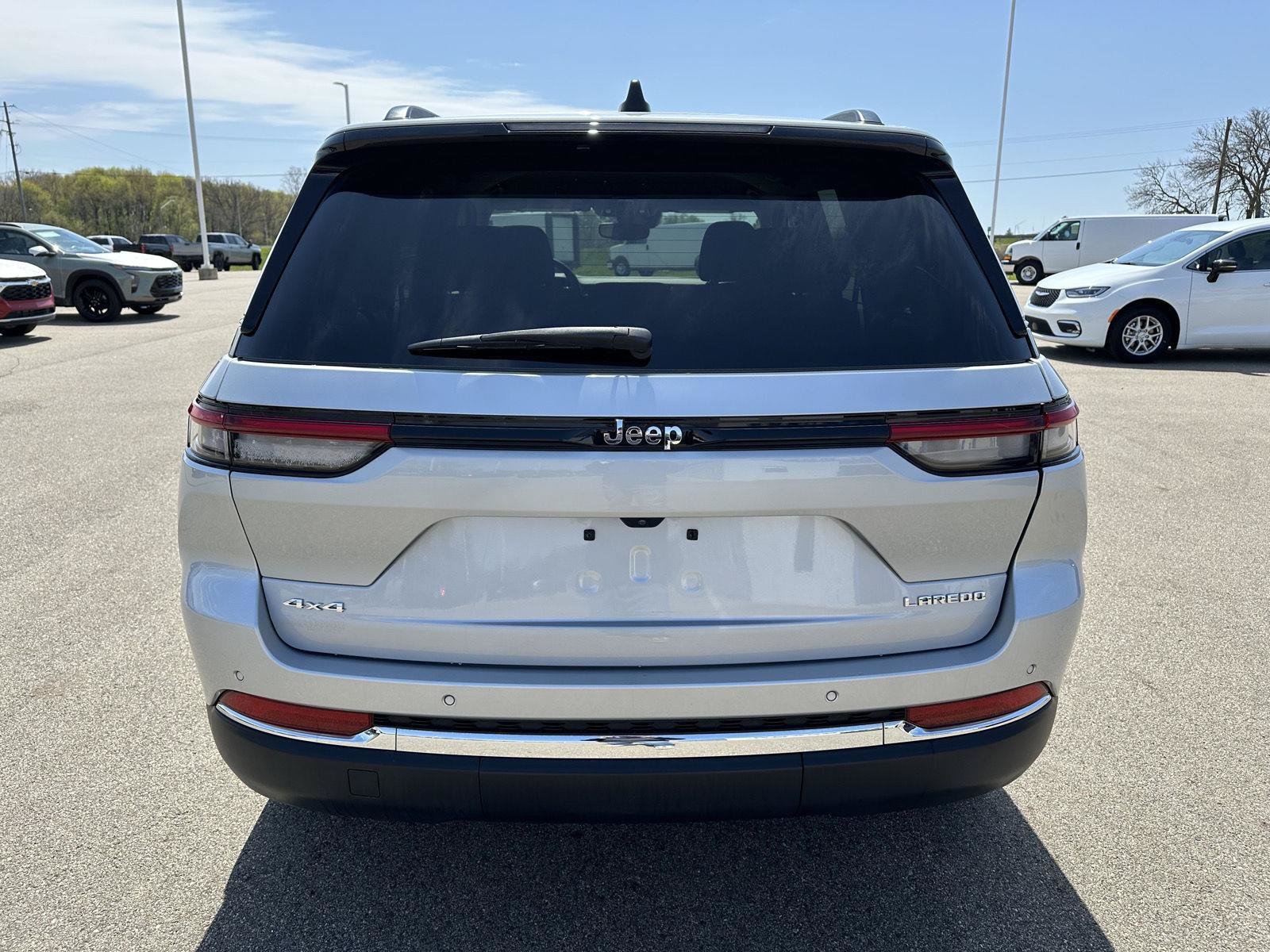 Used 2023 Jeep Grand Cherokee Laredo AWD/4WD image 4