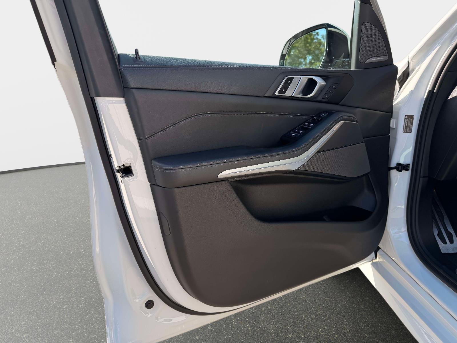 Used 2023 BMW X5 sDrive40i w/ M Sport Package image 16