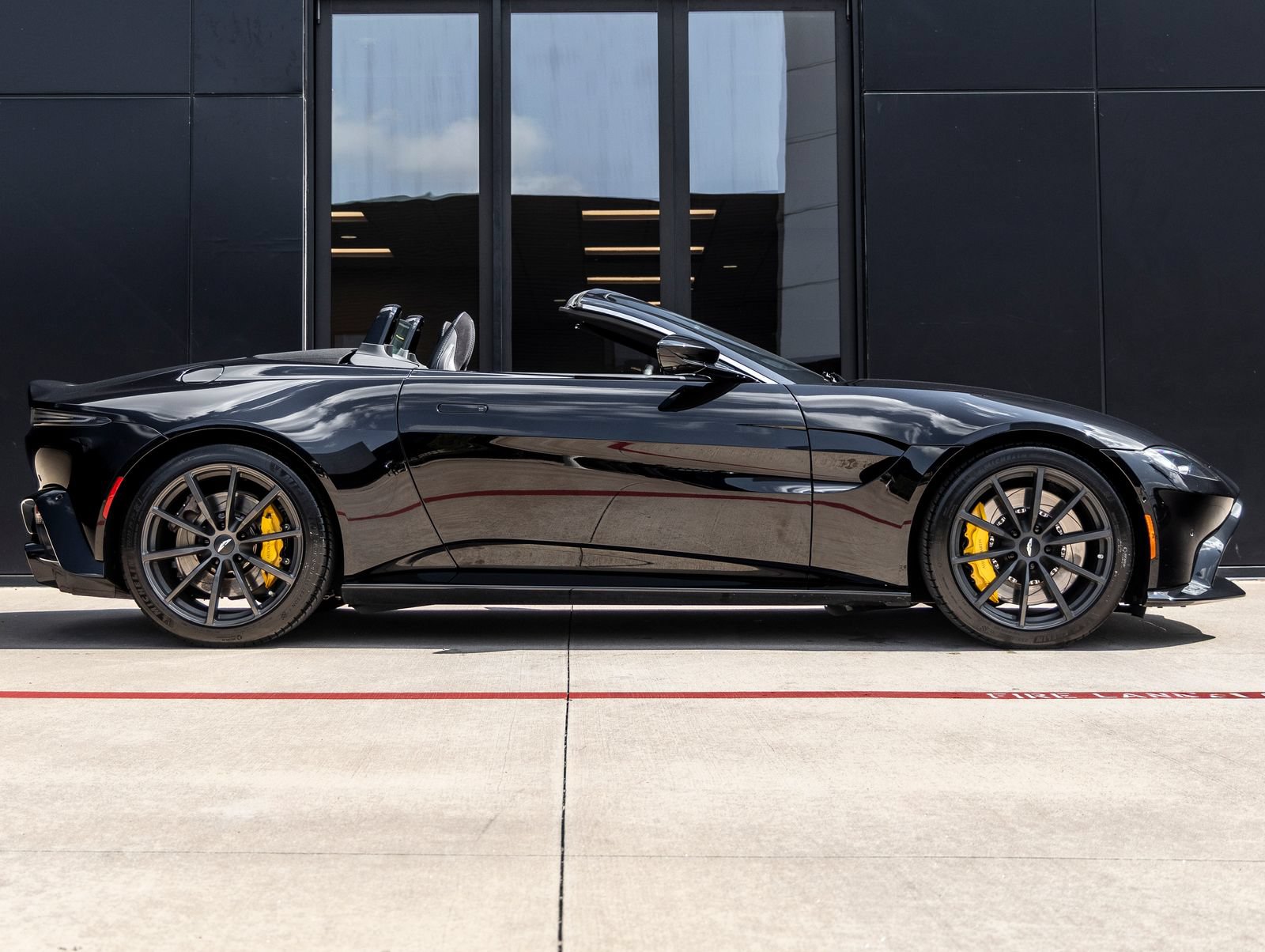 Used 2022 Aston Martin V8 Vantage Roadster RWD image 11