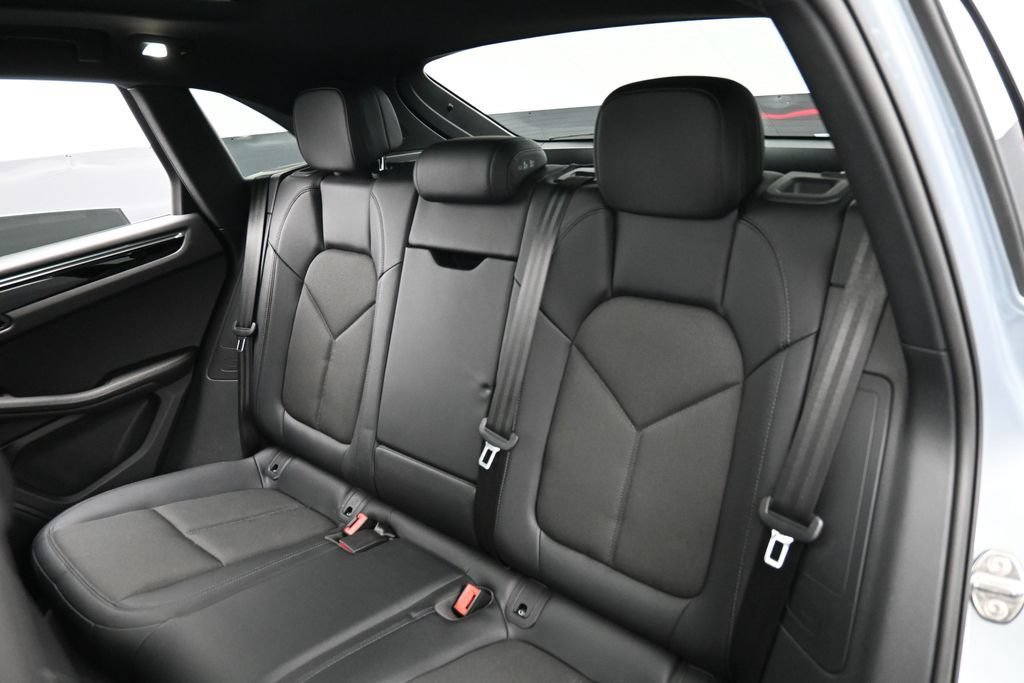 Certified 2025 Porsche Macan AWD/4WD image 23