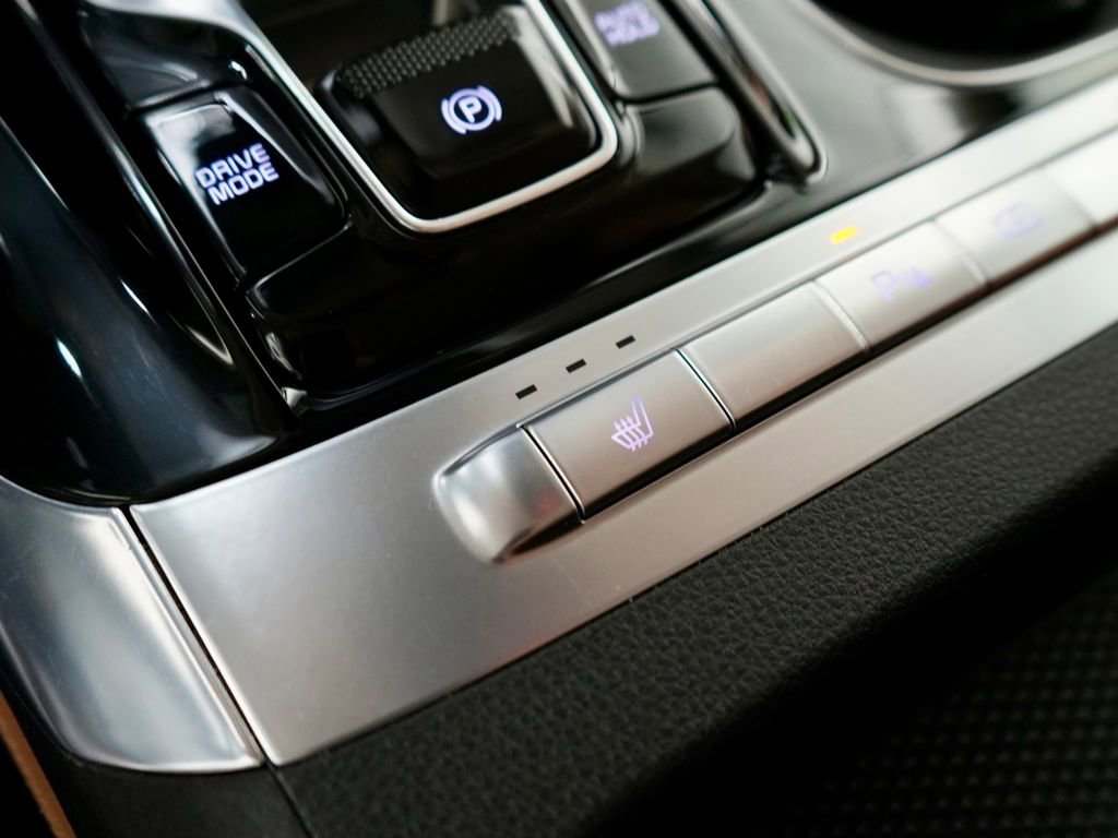 Used 2023 Kia Carnival EX image 23