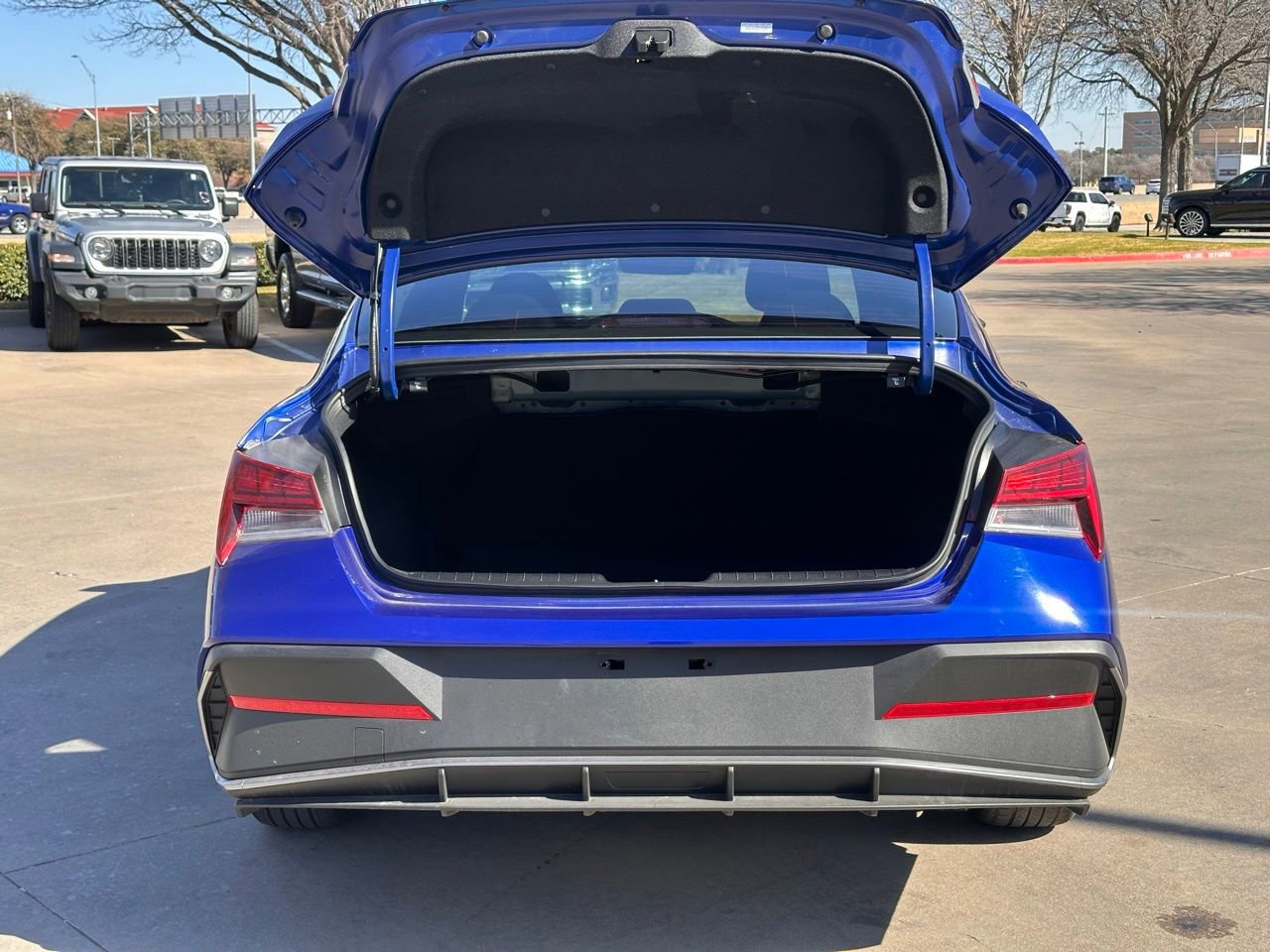 Used 2025 Hyundai Elantra Blue image 12