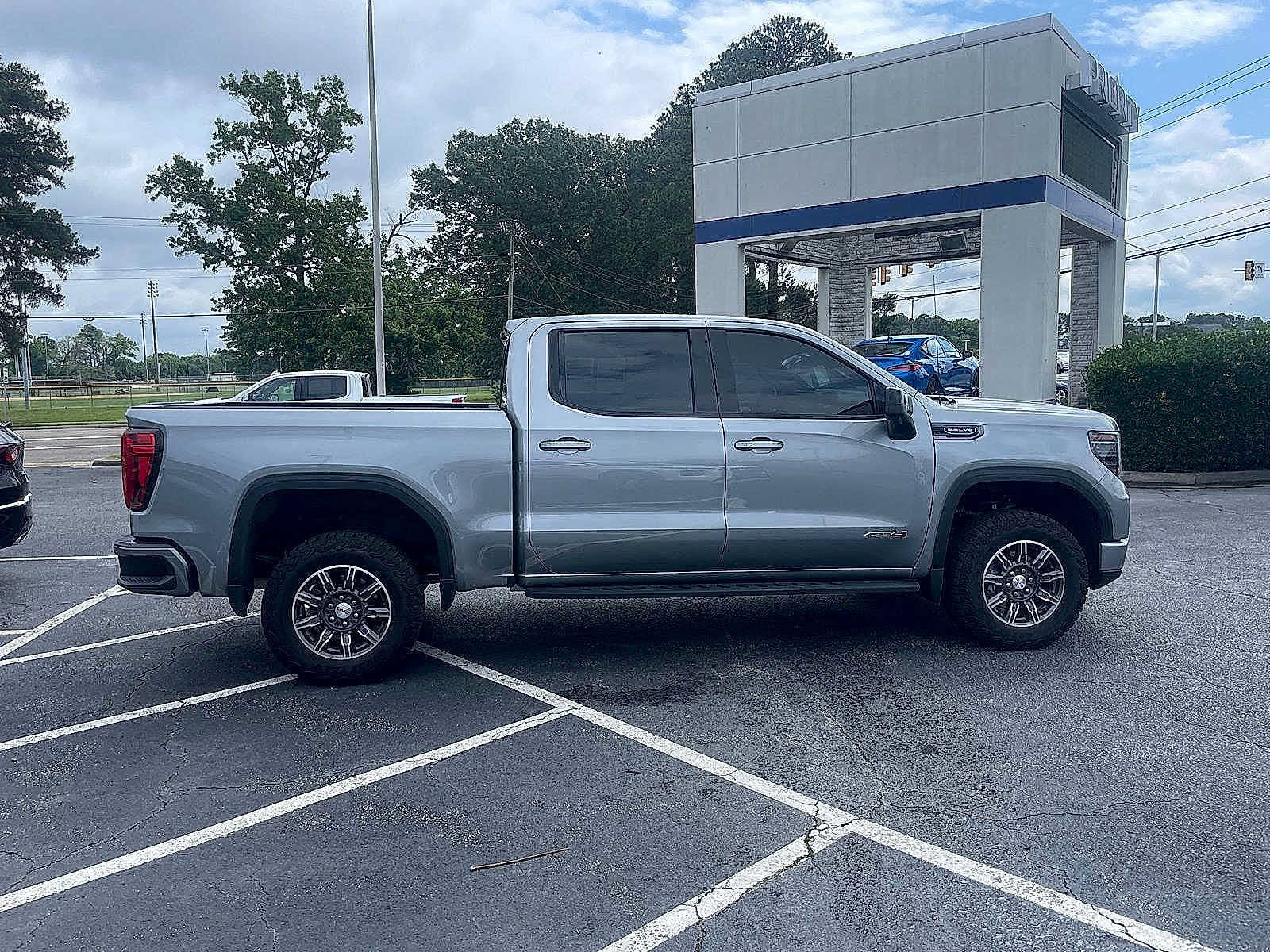 Used 2024 GMC Sierra 1500 AT4 w/ Technology Package AWD/4WD image 7