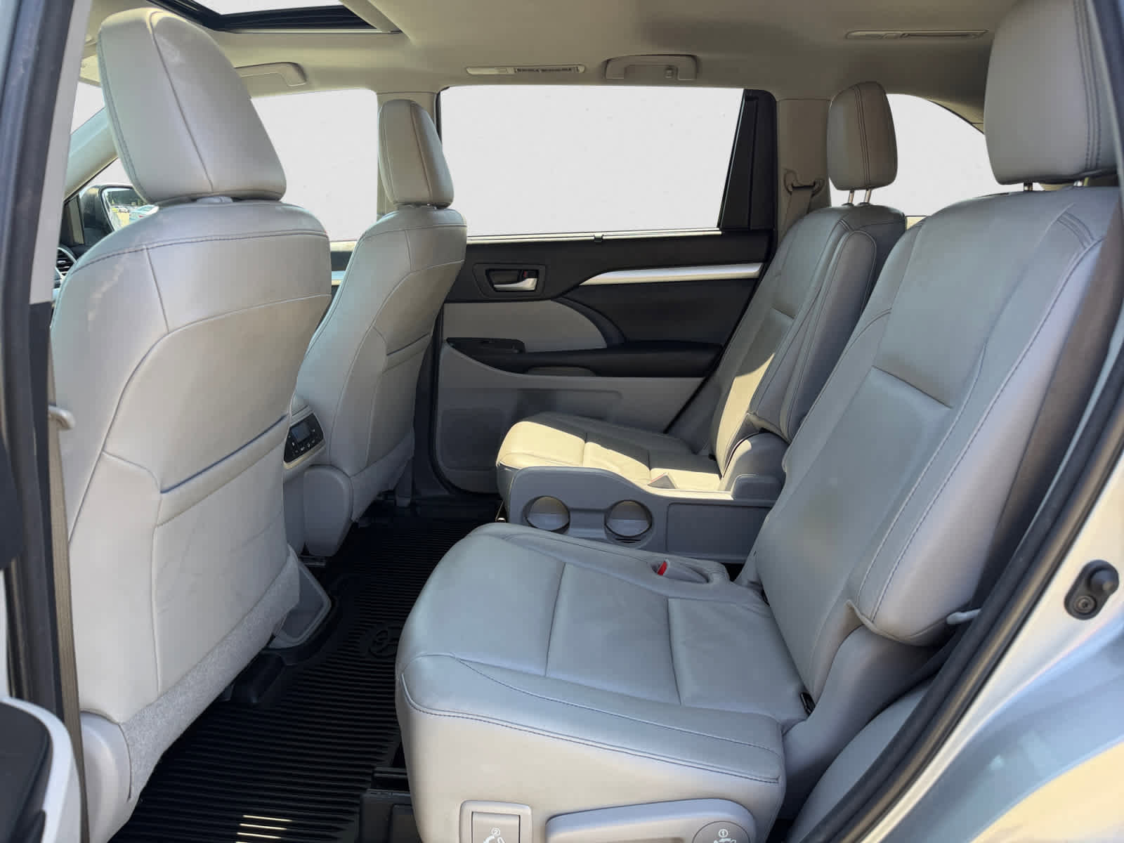 Used 2018 Toyota Highlander XLE AWD/4WD image 11