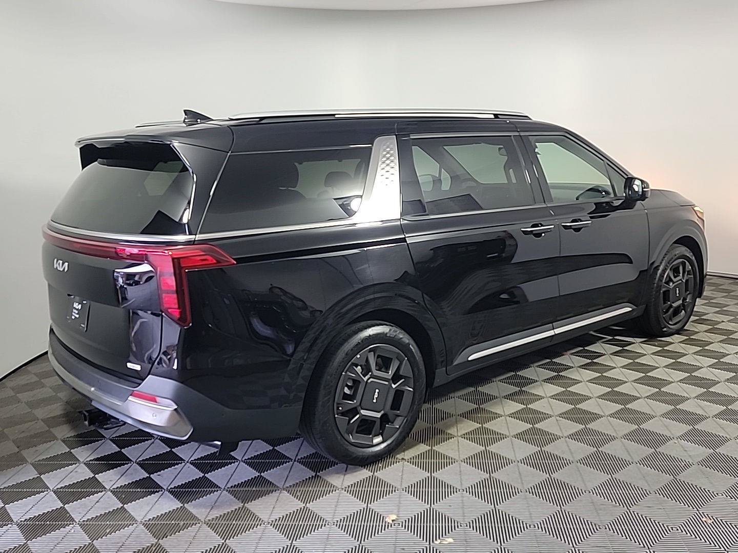 Used 2025 Kia Carnival SX FWD image 4