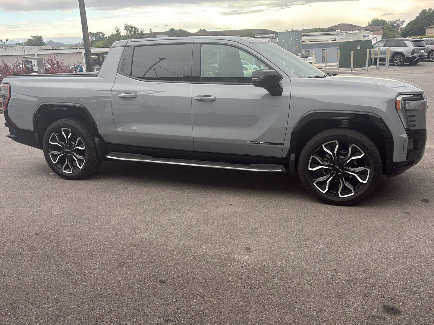 Used 2024 GMC Sierra EV Denali AWD/4WD image 7