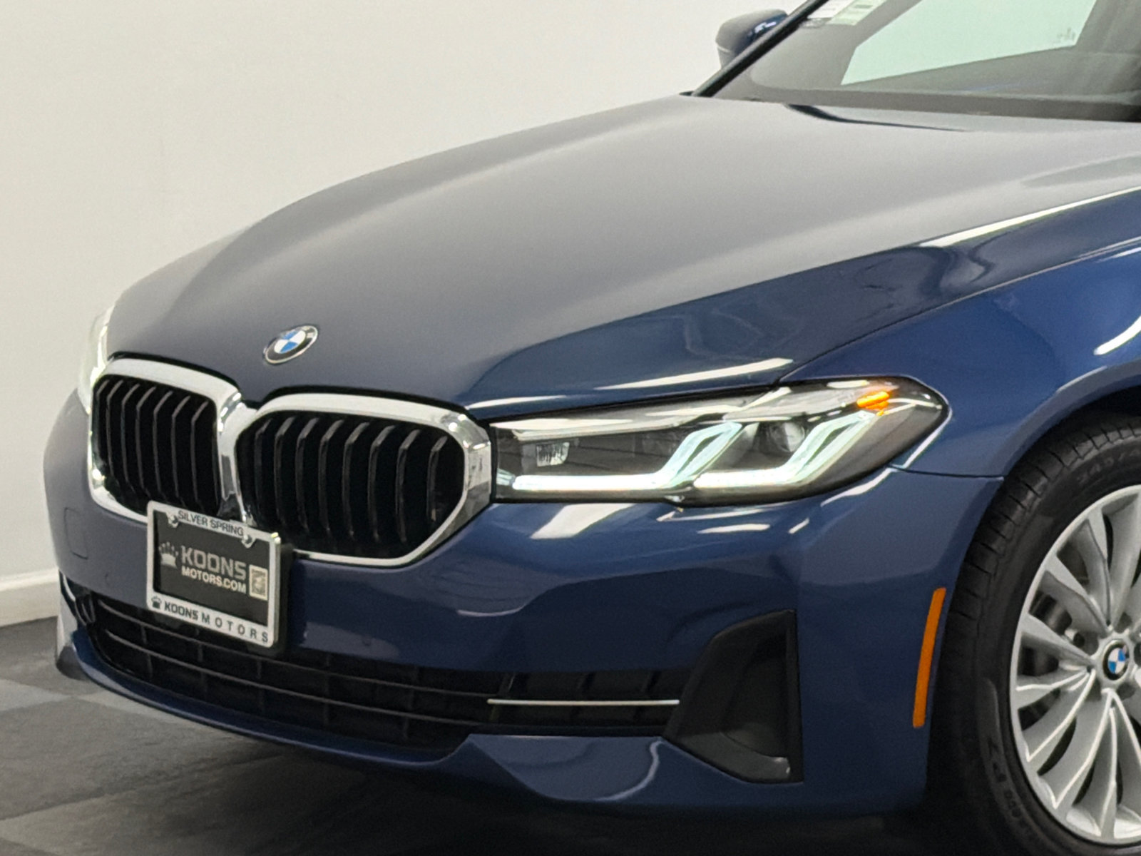Used 2023 BMW 530i xDrive w/ Premium Package AWD/4WD image 2