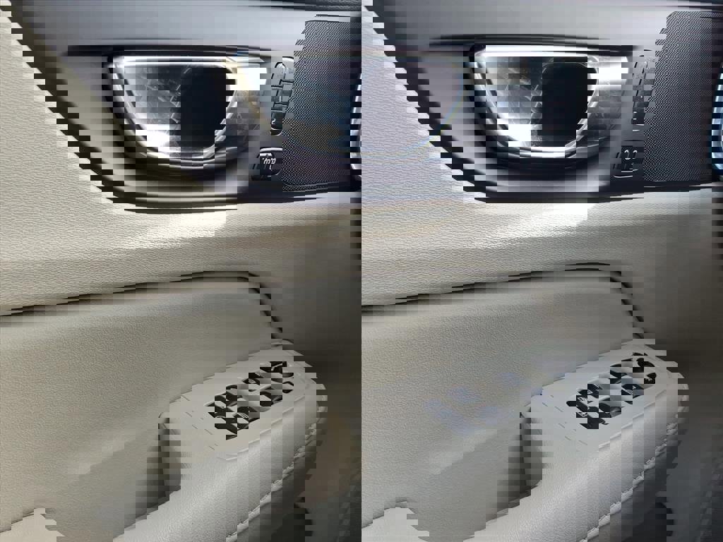 Used 2024 Volvo S60 B5 Plus image 44