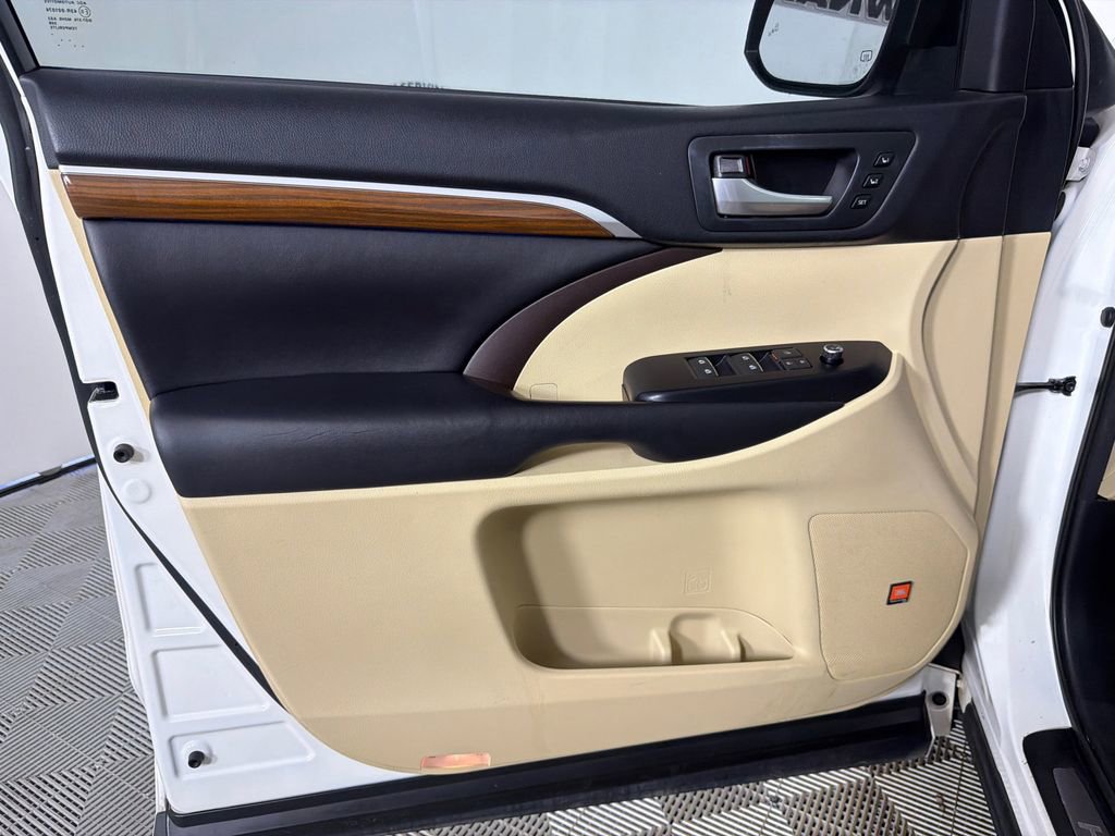 Used 2018 Toyota Highlander Limited Platinum FWD image 12