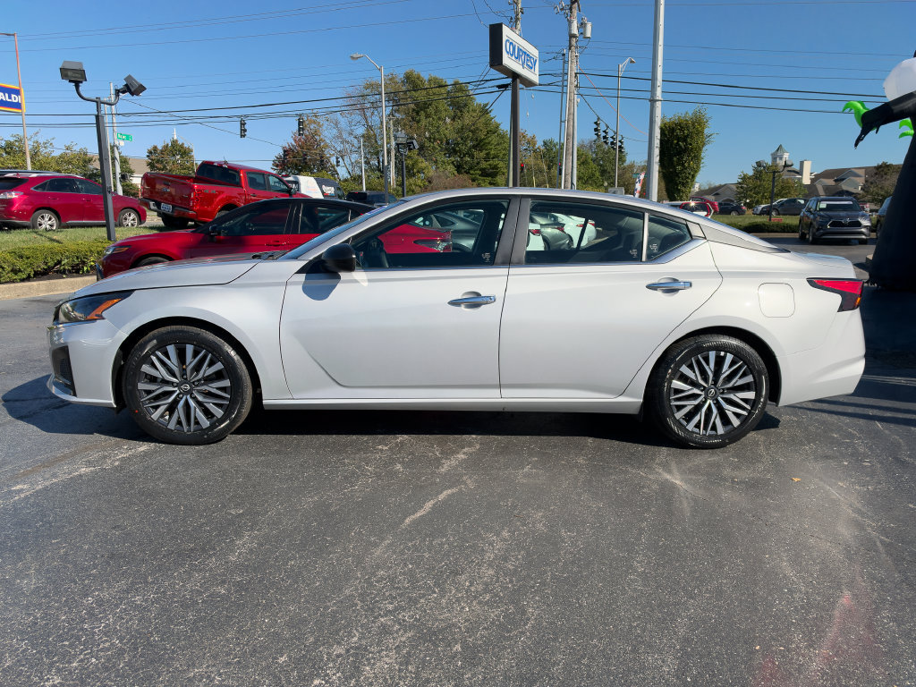 Used 2025 Nissan Altima 2.5 SV FWD image 8