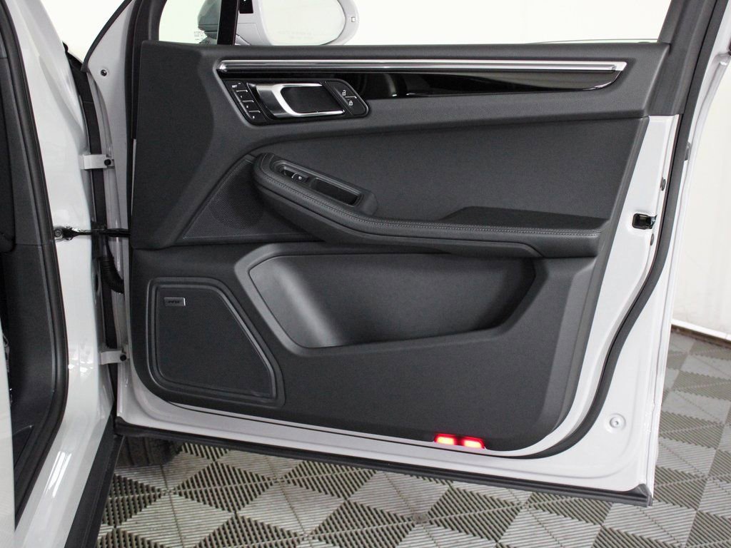 Certified 2026 Porsche Macan image 37