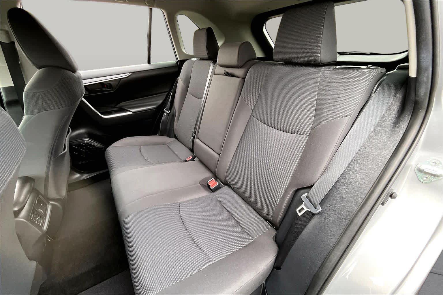 Used 2019 Toyota RAV4 LE w/ Carpet Mat Package AWD/4WD image 20