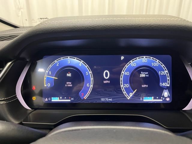 Used 2023 Jeep Grand Cherokee Limited w/ Black Appearance Package image 22