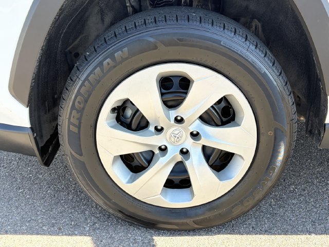 Used 2022 Toyota RAV4 LE AWD/4WD image 10