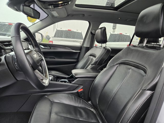 Used 2022 Jeep Grand Cherokee L Limited w/ Black Appearance Package image 28