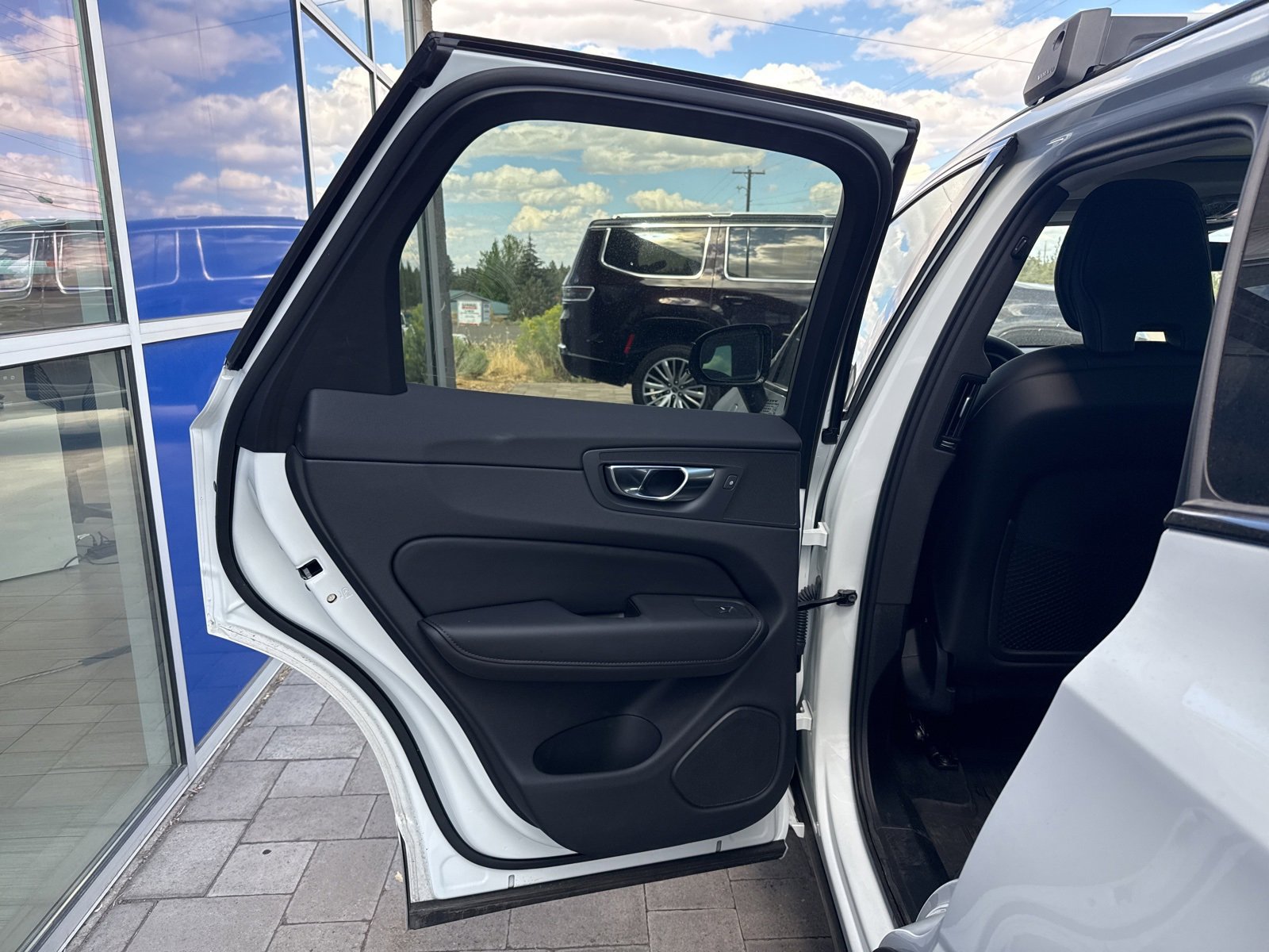 Certified 2025 Volvo XC60 T8 Core w/ Protection Package Premier image 11