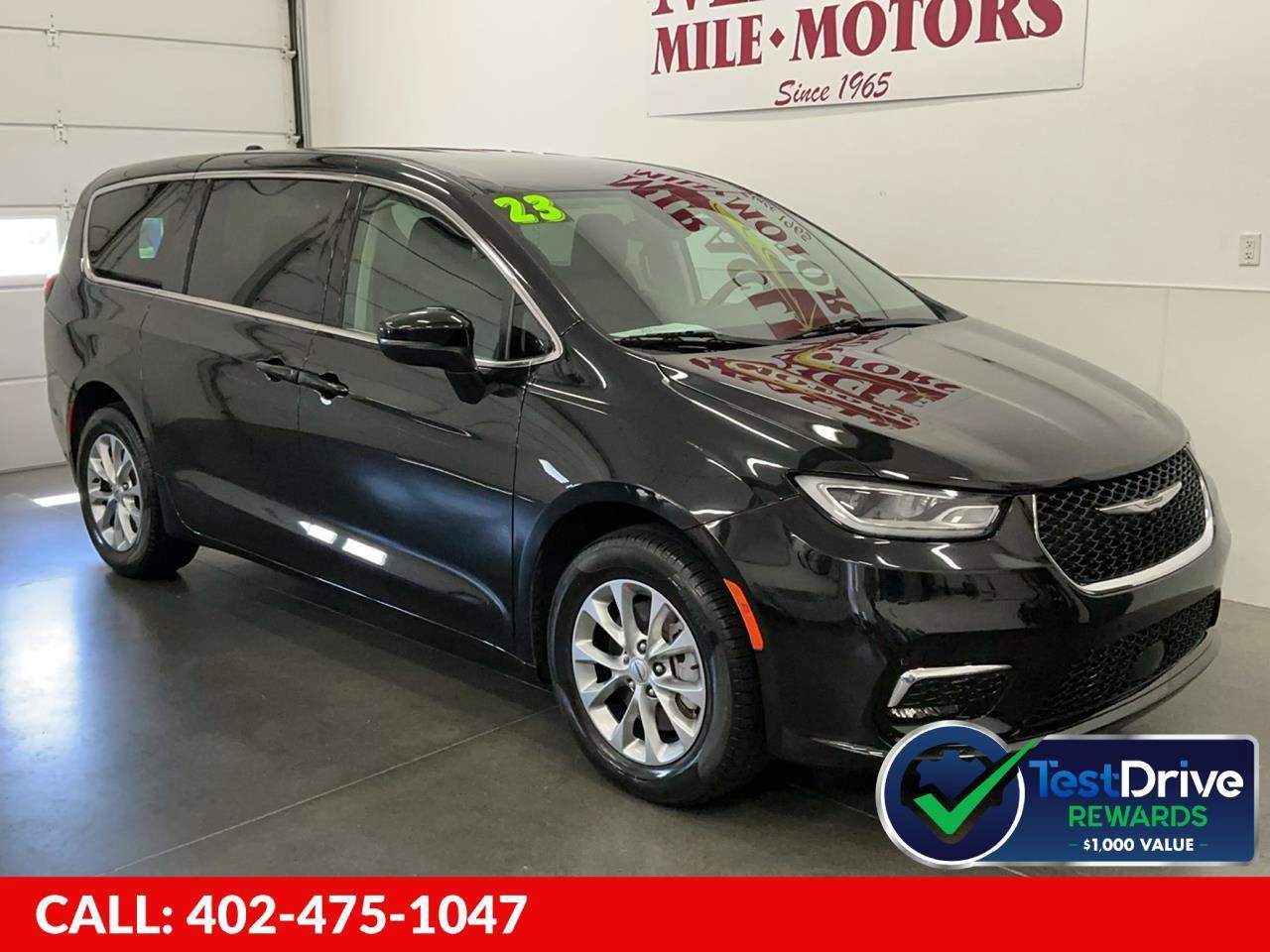 Used 2023 Chrysler Pacifica Touring-L w/ Uconnect Theater Family Group