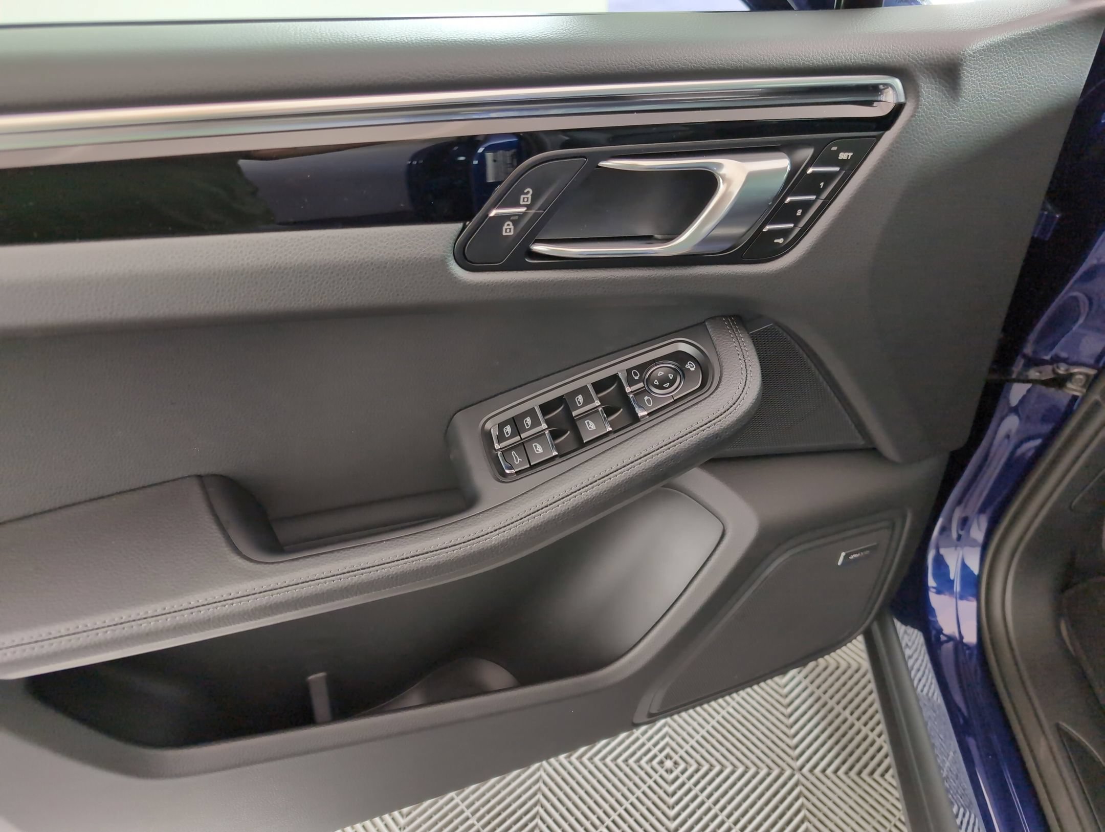 Certified 2025 Porsche Macan AWD/4WD image 16