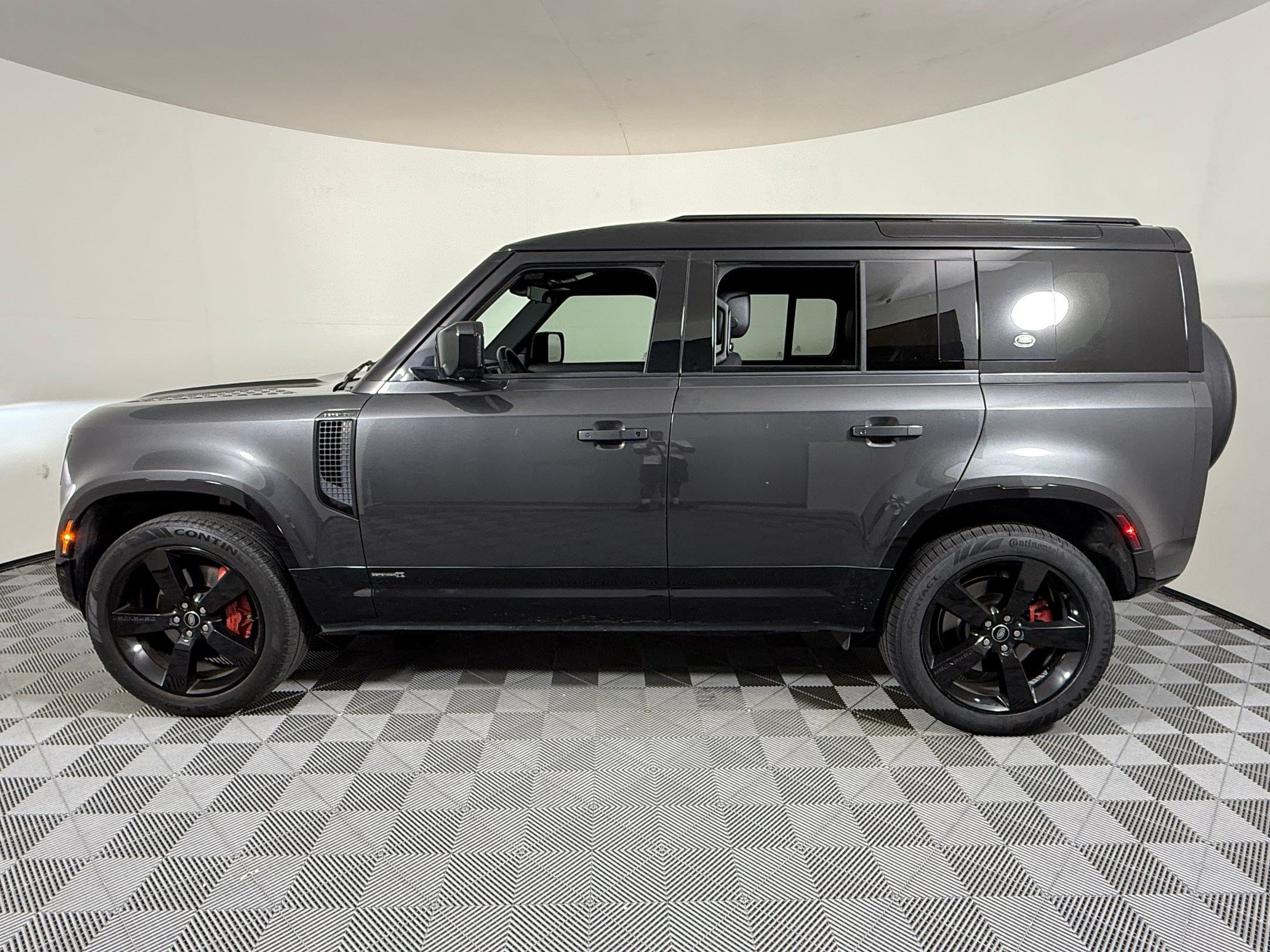Used 2023 Land Rover Defender 110 X AWD/4WD image 2