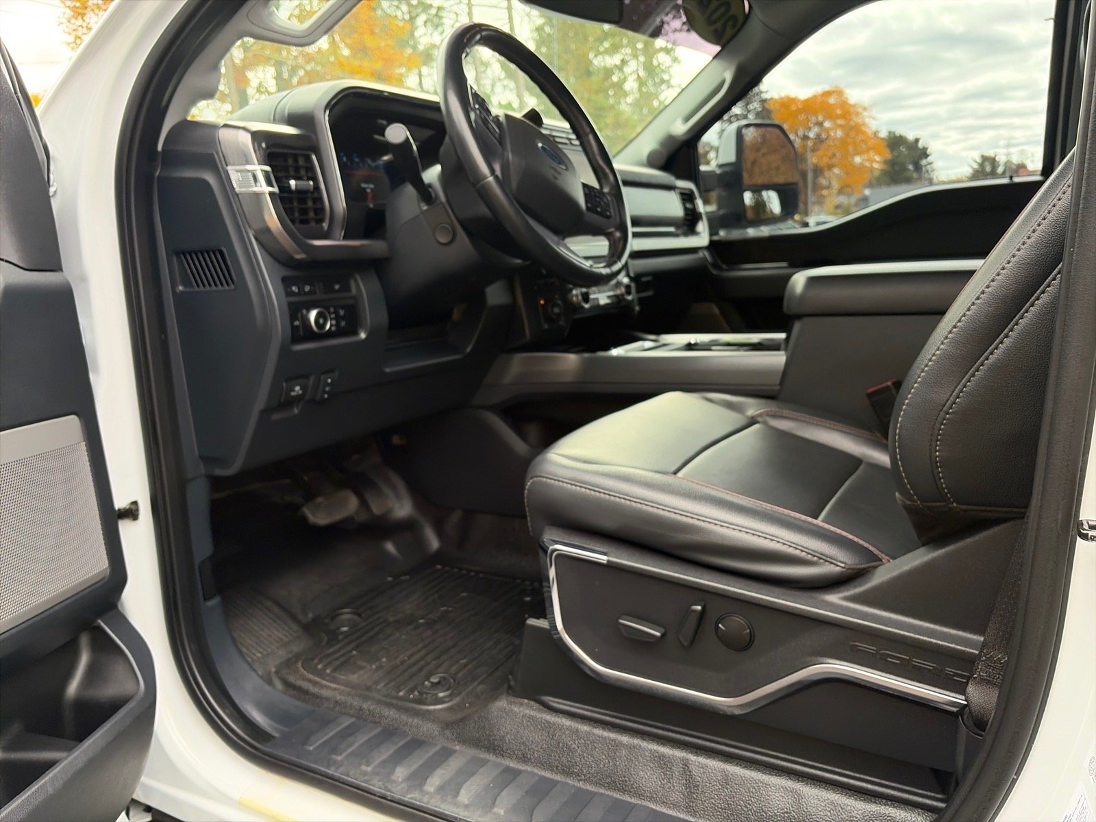 Used 2023 Ford F250 Lariat w/ Sport Appearance Package AWD/4WD image 9